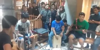 Aksi Kece Duta cs Bawakan 'Selamat Datang' Dalam Format Akustik