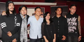 Aksi Killing Me Inside Dengan Vokalis Cantiknya, Asik!