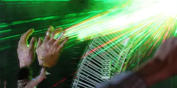 Aksi Laser Hands ala The Flaming Lips