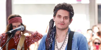 Aksi Lucu John Mayer Ajak Gelandangan Nyanyi Bareng!
