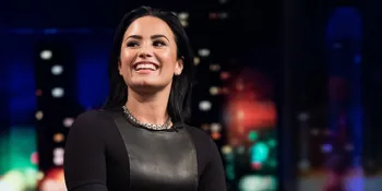 Aksi Penuh Emosi Demi Lovato Bawakan 'Hello' Adele