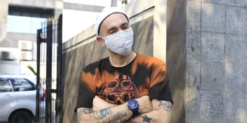Aktor Gary Iskak Terbaring di Rumah Sakit, Hidungnya Dipasang Selang - Sang Istri Setia Genggam Jemari
