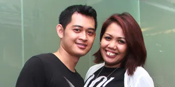 Akur Pasca Bertengkar, Elly Sugigi Cium Ferry di Atas Ranjang