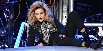 Alami Bencana Fashion, Madonna Nyaris Jatuh di Atas Panggung