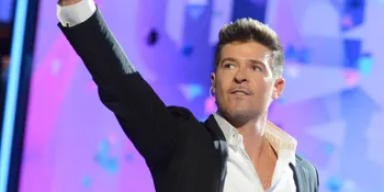 Album Robin Thicke Duduki Peringkat No.1 Chart di Amerika Serikat