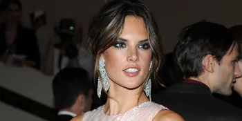 Alessandra Ambrosio Ketahuan Kencan Dengan Sahabat Justin Bieber