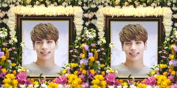 Ambil Makanan, Tunawisma Bikin Memorial Jonghyun SHINee Berantakan