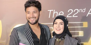 Ammar Zoni Cium Perut Irish Bella yang Hamil 7 Bulan, Nggak Sabar Ketemu Calon Bayi