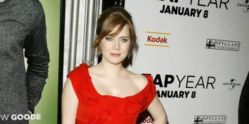 Amy Adams Berkomunikasi Dengan Alien?