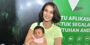Anak Atiqah Hasiholan Sudah Sadar Kamera Sejak Baru Lahir dan Murah Senyum
