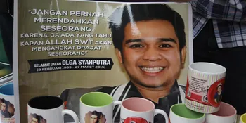 Anak Disantuni Olga, Ira Rela Hujan-Hujanan ke Makam Almarhum