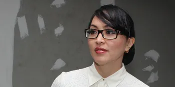 Angelina Sondakh Diberi Buku Agama Oleh Brotoseno