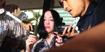 Angelina Sondakh Pingsan Karena Blitz Kamera Wartawan