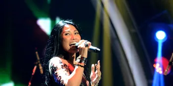 Anggun C Sasmi: Nulis Lagu Nggak Semudah Buat Klepon