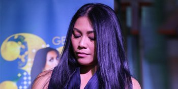 Anggun Miris Lihat Para Peziarah Selfie di Makam BJ Habibie