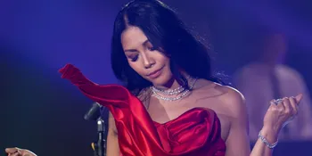 Anggun Tampil Memukau dengan Gaun Merah di SNADA Indonesia 2026