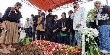 Anji Antarkan Ayahnya Hingga ke Tempat Peristirahatan Terakhir