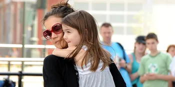 Anjing Suri Cruise Hilang, Katie Holmes Gelar Sayembara