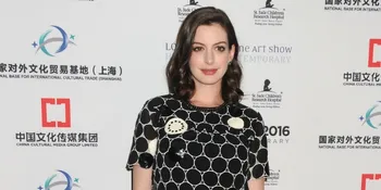 Anne Hathaway Pakai Perhiasan Dengan Desain Budaya Bali