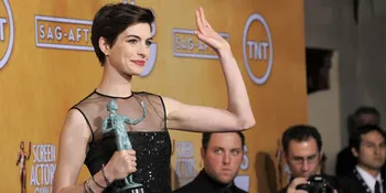 Anne Hathaway Sampaikan Pidato Kemenangan SAG Awards Dengan Emosional