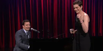 Anne Hathaway Sulap Musik Rap Jadi Bergaya Broadway!