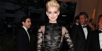Anne Hathaway Tampil Bak 'Vampir Seksi' di Met Ball 2013