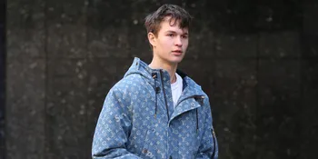 Ansel Elgort Posting Foto Telanjang untuk Donasi Virus COVID-19