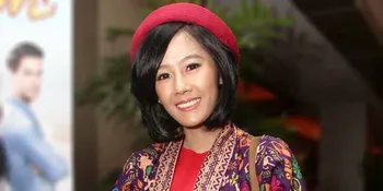 Anti Mainstream, Ardina Rasti Produksi Gelang Dengan Batu Alam