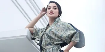 Anti Mainstream, Ririn Ekawati Lakukan Sesi Pemotretan di Atas Genteng Rumah!