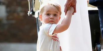 Antusias Sambut Momen Natal, Pangeran George Lompat Kegirangan