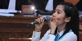 Ardina Rasti Peragakan Kekerasan Eza Gionino di Sidang