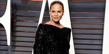 Area Intim Jadi Bahan Tontonan di AMA, Chrissy Teigen Minta Maaf