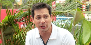 Ari Wibowo Berikan Uang Pada Korban Kecelakaan