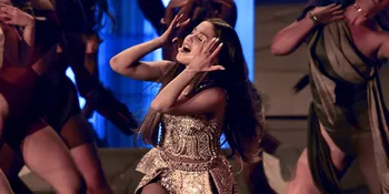 Ariana Grande Kenakan Gaun Emas Karya Desainer Indonesia di MTV VMA 2018