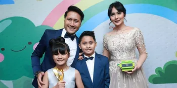 Arie Untung & Fenita Bangun Keluarga Terbaik di Mom & Kids Awards