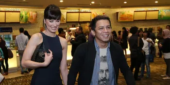 Ariel Gandeng Mesra Sophia Mueller, Luna Maya Datang Sendirian