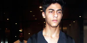 Aryan Khan Pamer Hot Chocolate Abs di Pantai, Bikin Meleleh!