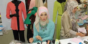 Arzetti Bilbina Lebih Fashionable Dengan Hijab