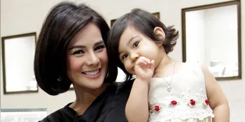 Astrid Tiar Belikan Emas Putih Untuk Sang Anak