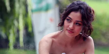 Atiqah Hasiholan Keranjingan Kerja Bareng Bule
