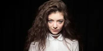 [Audio] Unggah Lagu, Adik Lorde Tak Kalah Seru!