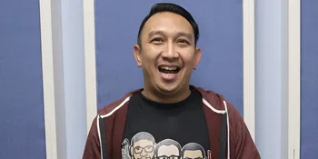 Augie Fantinus Belajar Gendong Anak Pakai Boneka