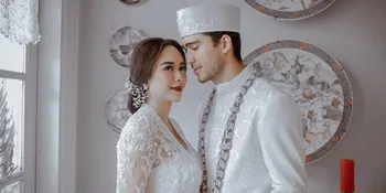Aura Kasih Akhirnya Posting Foto Akad Nikah dan Tahun Baruan Bareng Suami