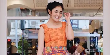 Awal 2018, Nindy Kembali Curi Perhatian Dengan Tas Pinggang Transparan Unik!