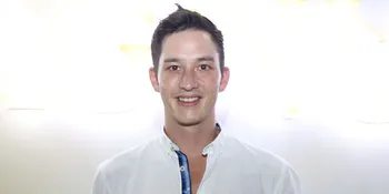 Awas Gagal Fokus! Intip Mike Lewis Masak Menu Favorit Restorannya