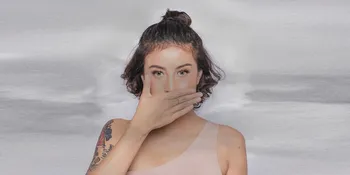 Awkarin Kirim Pesan Sekaligus Jari Tengah untuk Buzzer yang Sebarkan Isu 'Klepon Tidak Islami'