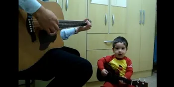 Ayah dan Anaknya Berduet Lucu Nyanyikan Lagu The Beatles