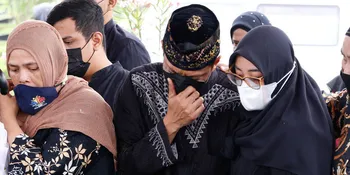 Ayah Dimakamkan, Doddy Sudrajat Tak Kuasa Tahan Tangis