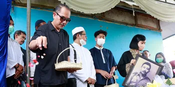Ayah Indra Birowo Meninggal Dunia, Dikebumikan dengan Prosesi Upacara Militer