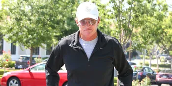 FOTO: Ayah Kim Kardashian Saat Masih SMA, Macho & Ganteng!